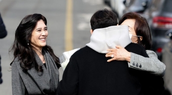 아들 서울대 입학식 찾은 이부진…홍라희와 함께 '환한 웃음'