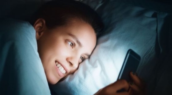 "머리맡 휴대전화, 암 유발?"…7년 추적 실험 결과는