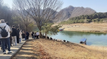 "배 타는데만 2시간" "대기줄 길어 포기"…단종 열풍에 청령포 '발칵'