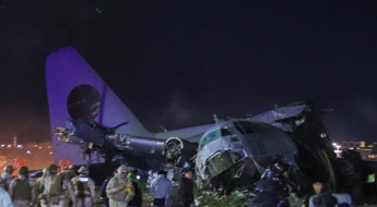 현금 수송기 추락에 22명 사망했는데…수백명 몰려 돈만 '줍줍' 논란