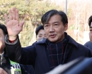 "감옥이라 못 보지만, 재미있다고"…조국 본인 '다큐' 개봉에 옥중 서신