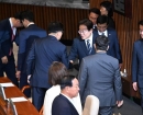 권성동 팔 툭 친 李대통령…권성동 "총리 임명 안 된다 말했더니..."