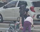 "할머니, 얼른 들어가세요"…폭염 속 등장한 중학생 정체