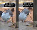 쪼그려 앉아 맨손으로 침수 도로 하수구 치운 시민…"존경합니다" 찬사