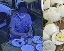 뷔페서 달걀 수십개 들고 나가려다…"못 싸간다" 하자 으깨며 난동 부린 中여성