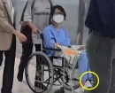 휠체어 탄 김건희, 구속 후 병원서 첫 포착…전자발찌도 착용
