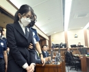 김건희 '마스크·검은 정장 차림' 첫 재판…"샤넬가방 받은 사실 전혀 없어"