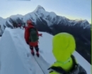 인생 사진 찍어주려다 '스르륵'…5588m 산 정상서 안전로프 푼 中 남성 결국