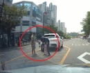 비상등 켠 채 멈춘 SUV 다가가보니…순찰하던 경찰, 5살 아이 구조