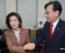 [포토] 나경원 의원 손잡은 송언석 원내대표