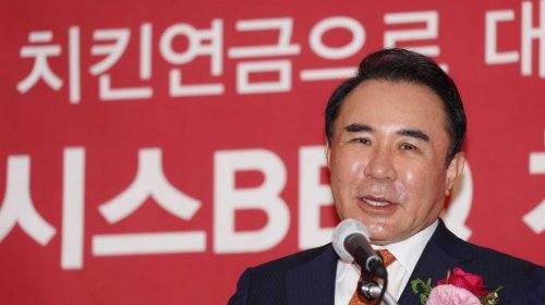검찰, 윤홍근 전 BBQ 회장 배임 혐의로 기소(종합)