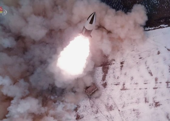 北 순항미사일 2발 발사올림픽 중에도 '군사행동' 가능성