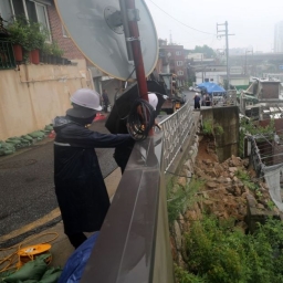 [포토] 붕괴된 주택가 축대, 긴급 복구작업