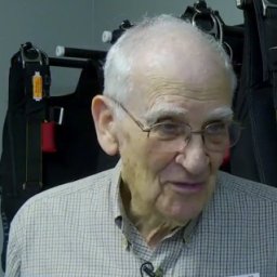 "5년 뒤에도 뛰어내릴 것"…95살 한국전 참전용사, 스카이다이빙 도전기