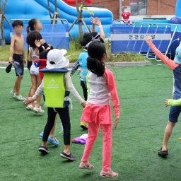 [포토] 물놀이 전 준비운동은 필수