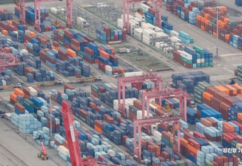 '역대 최대' 반도체 질주에 이달 10일까지 수출 55.6%↑