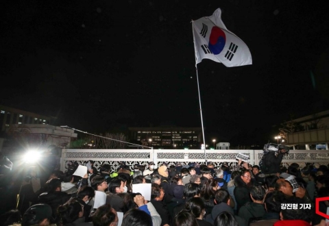 "계엄 불안증에 수시로 뉴스 확인"…다시 만난 그날의 시민들