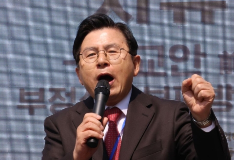 무소속 황교안 대선 후보 사퇴…"김문수 도와 정권 지키겠다"