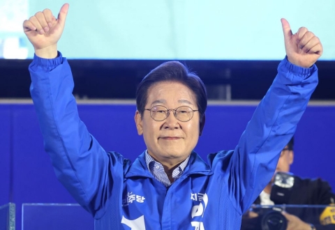 이재명 "오늘 대한민국 다시 세우는 날"…김문수 "독재 막을 마지막 기회"