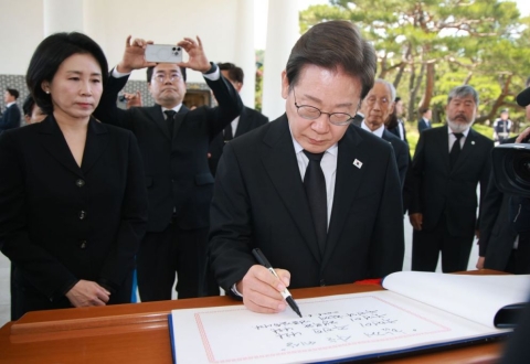 이 대통령, 현충일 추념식 참석…해군 초계기 사고 유족 초청