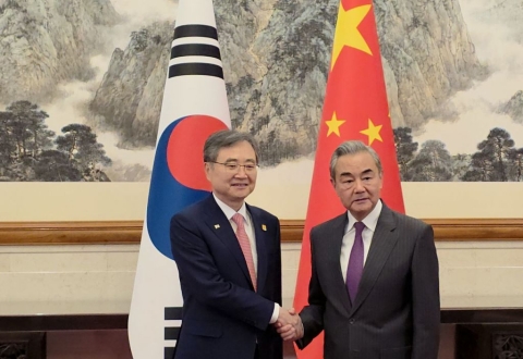 조현 "시진핑 APEC 방한 희망"…中왕이 "교류 늘려야"