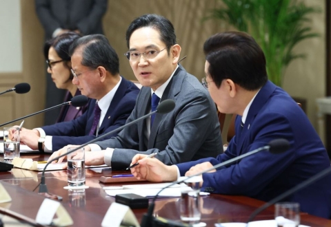 파란 넥타이 매고 李대통령 만난 이재용 "5년간 6만명 채용"…최태원 "용인에만 600조 투자"