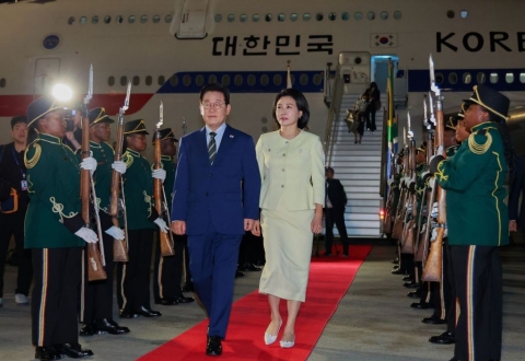 李대통령, G20 위해 남아공 도착…프랑스·독일과 양자회담 