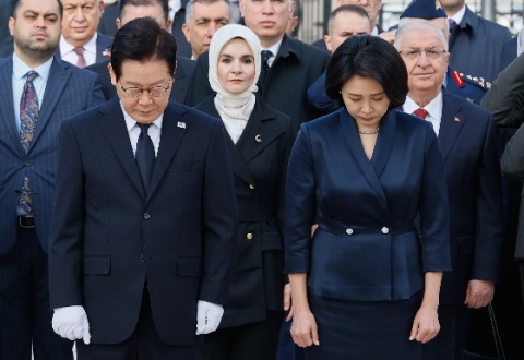 李대통령, 튀르키예 참전기념탑 참배…참전용사·유족 위로