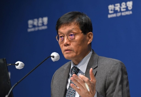 이창용 "향후 인하도, 동결도 열려있다"…시장선 '매파적 신호' 무게