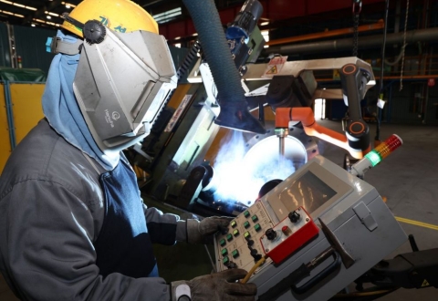 "위험한 용접은 로봇이, 마지막 판단은 사람이"…'공존'의 한화오션 조선소