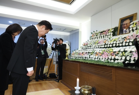 李대통령, 故이해찬 전 총리 빈소 조문…국민훈장 무궁화장 추서