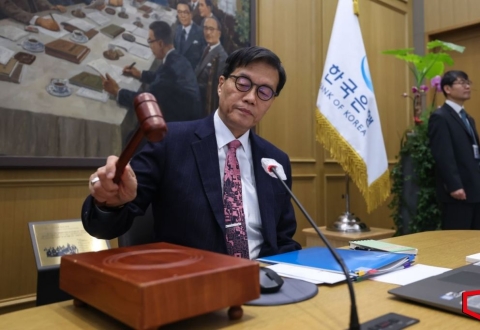 한은, 올해 성장률 '2.0%' 상향…기준금리 연 2.5% 동결