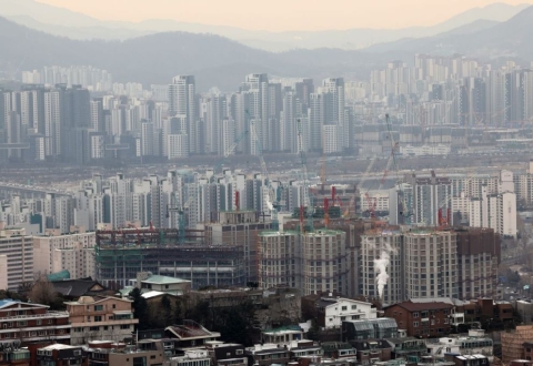 기숙사·주차장·빈집, 공공주택으로…"물량 부족이 집값 자극"