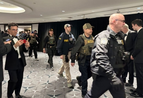 백악관 기자단 만찬장 총성에 트럼프 피신…총격범 체포