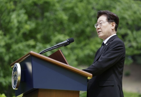 李대통령 "盧 못다 이룬 꿈 완수…기득권 반발 두려워 않고 개혁 추진"