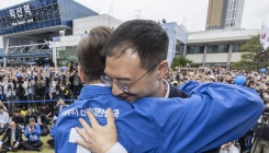 이재명-김상욱 포옹…李 "민주당서 합리적 정치할 수 있도록"