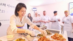 된장찌개 끓이고 김치 찢고…김 여사가 선보인 '한식 홍보'