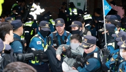 잠실 개표소 봉쇄 농성 이틀째…2000명 시민 집결 "재선거 실시하라"