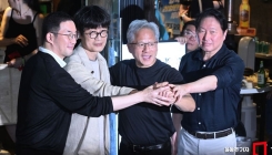 젠슨 황 '삼쏘 회동' 결제는 네이버가…시민들에 'HBM칩' 돌려