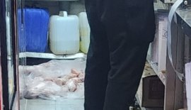 "생닭을 바닥에" 유명 치킨 프랜차이즈 위생상태 충격