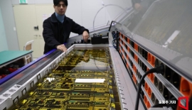 [AI 시대 電力이 국력]⑬수조안에 서버가 텀벙…액침냉각 데이센터 전기 37% 아낀다