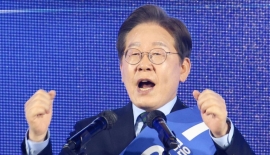 [폴폴뉴스]이재명, 대선후보 지지율 과반 넘어…가상 3자 대결서도 '압승'