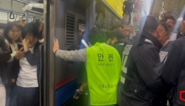 전장연, 1년만에 출근길 지하철 시위…시민들 불편 호소
