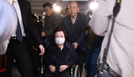 김건희특검, 아크로비스타 등 7곳 압수수색…'금거북이 매관매직' 이배용 출석