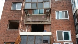리모델링하던 빌라 발코니 '와르르'…결국 작업자 1명 사망