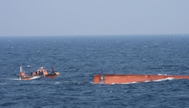 주권 없는 공해상에서 中 어선 전복…中 해경 수습 작업