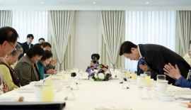 '민가협 어머니'에 90도 허리 굽힌 李대통령 "인권 침해 없는 나라 만들겠다"