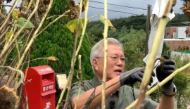 문재인 "극단의 정치 여전히 민주주의 위협…강한 민주주의로 나아가야"