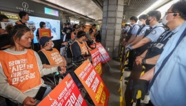 전장연 시위로 서울 4호선 혜화·한성대역 무정차 통과