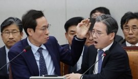 靑 참모 지선 출마 소식에…野 "일 뒷전" VS 與 "전문성 선순환" 공방 